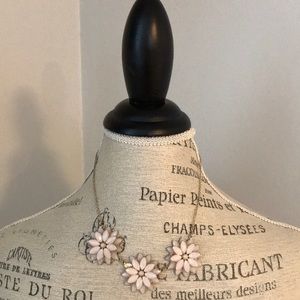 3 flower light pink necklace